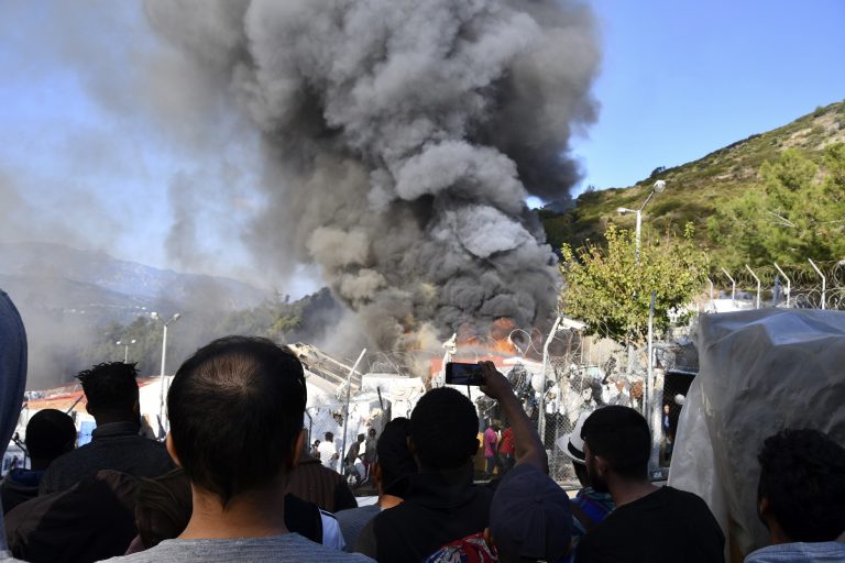 Rauch steigt auf über dem Brand im Flüchtlingslager auf Samos Foto: picture alliance / AP Photo
