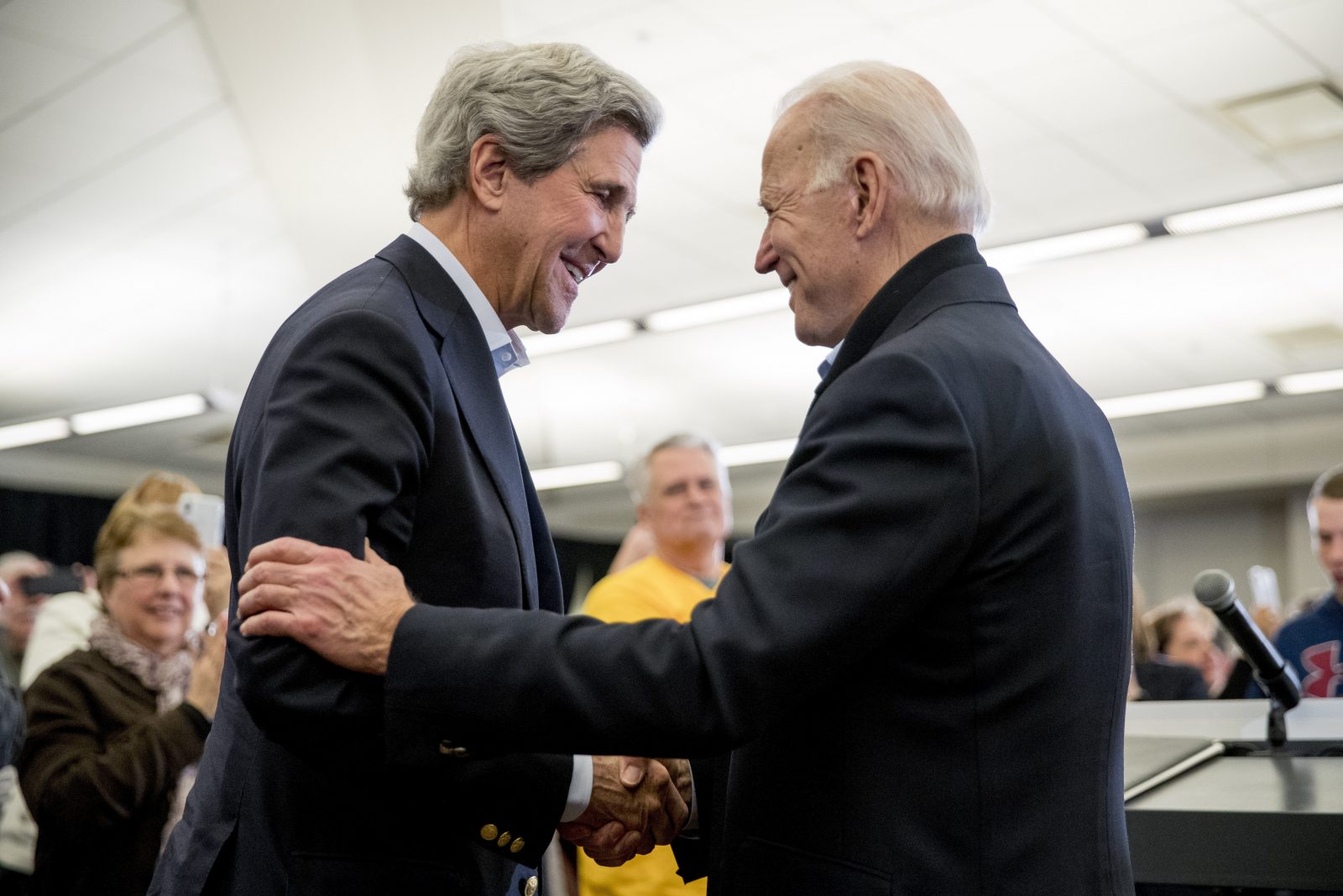 Der kommende US-Präsident Joe Biden (r.) und sein kommender oberster Klimaschützer John Kerry (Archivbild) Foto: picture alliance / AP Photo