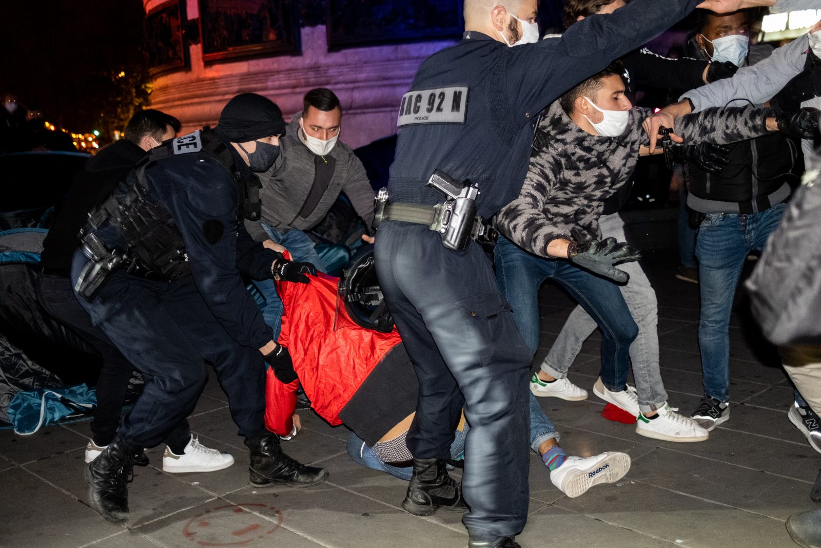 Pariser Polizisten räumen das illegale Migrantencamp auf dem Platz der Republik