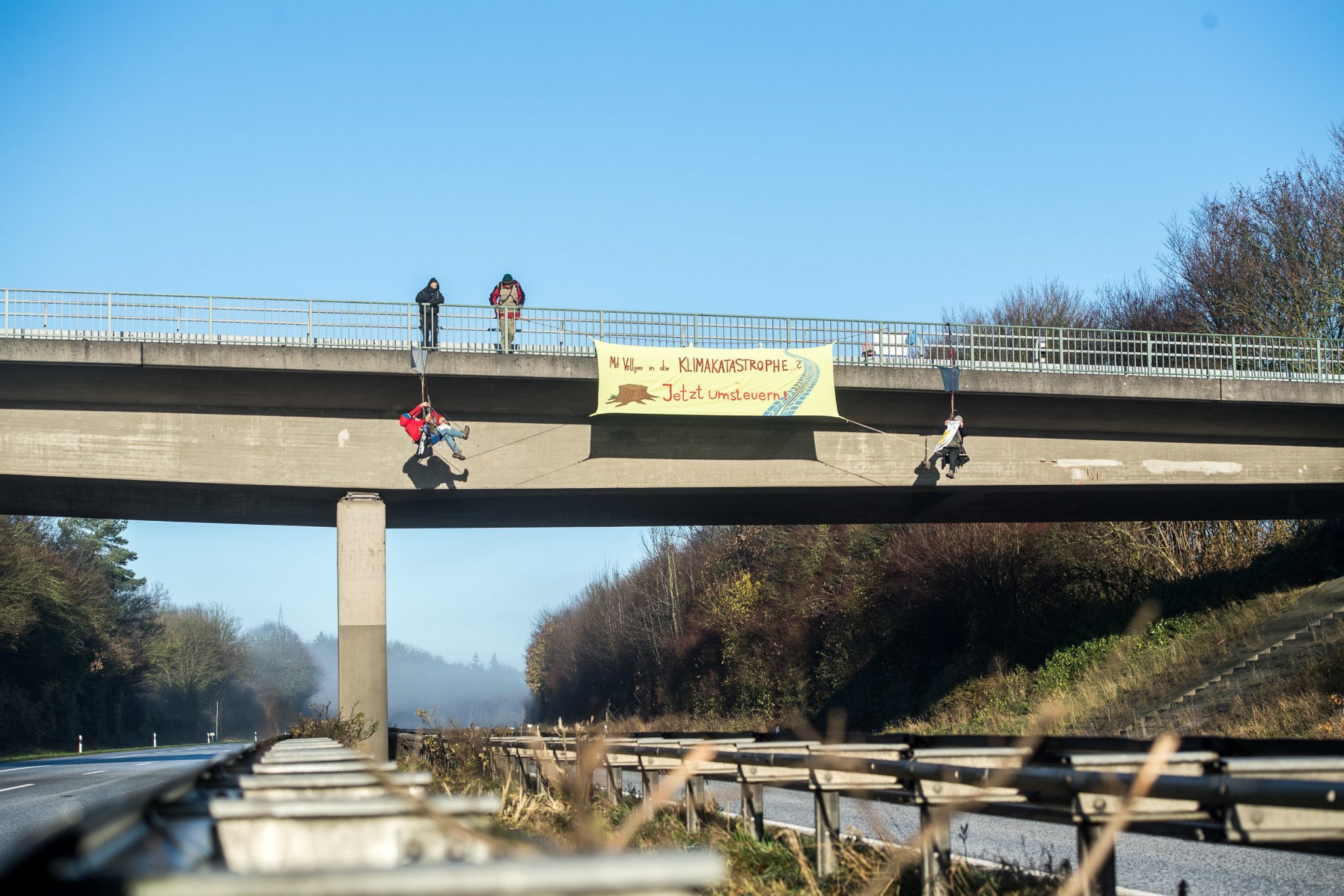 Auch auf der A7 bei Schleswig legten radikale Umweltschützer durch eine Abseilaktion den Verkehr lahm Foto: picture alliance/Benjamin Nolte/dpa