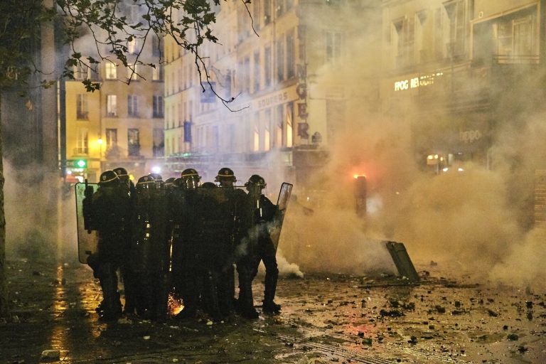 Ausschreitungen in Paris: Knapp hundert Polizisten wurden verletzt