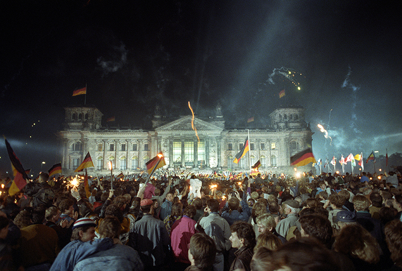 SPD. Mit Feuerwerk, Deutschlandfahnen und Volksfesttrubel feiern rund eine Million Menschen wie hier vor dem Berliner Reichstag in der Nacht zum 3. Oktober 1990. In Rastatt will man diesen Tag nicht mehr feiern. Foto: Archiv/JF