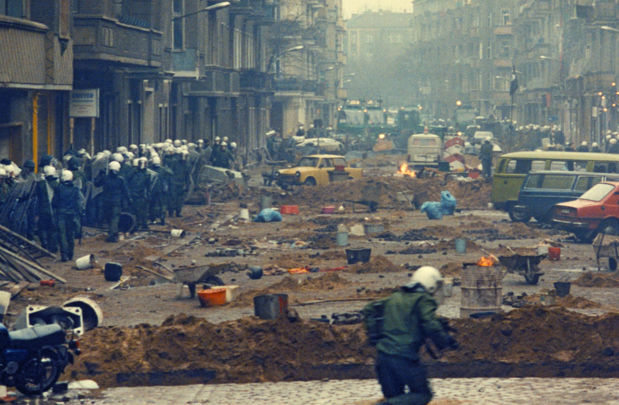Die Mainzer Straße in Berlin wurde 1990 für mehrere Tage zum Schlachtfeld Foto: picture alliance