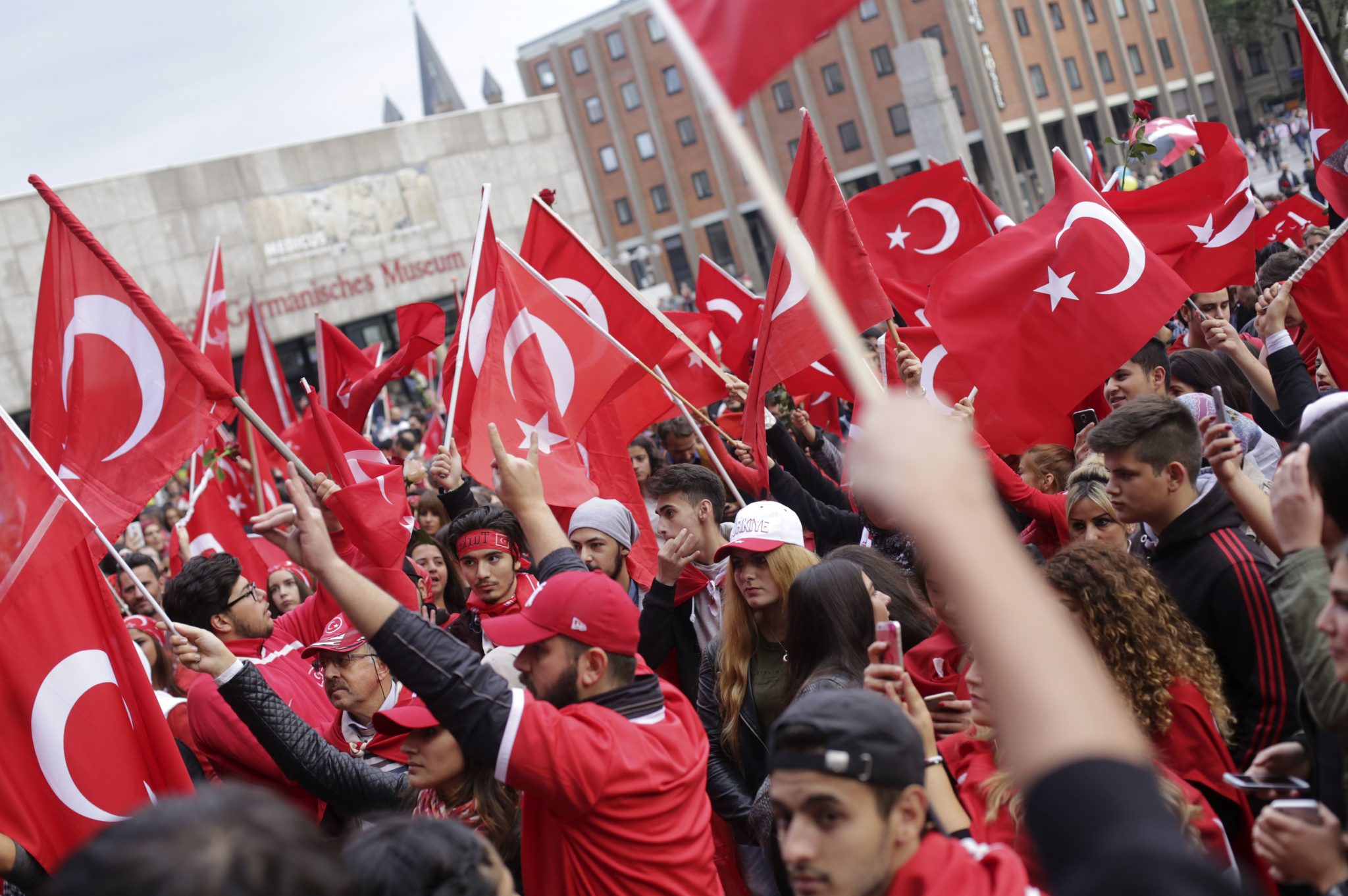 Demonstration der türkisch-nationalistischen „Grauen Wölfe" in Köln: Politiker mehrerer Parteien sprechen sich für ein Verbot der Gruppierung in Deutschland aus