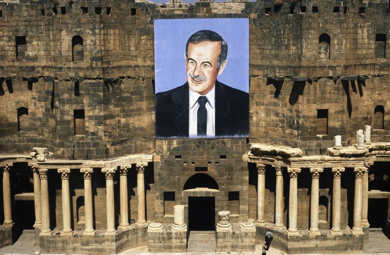 Ein überlebensgroßes Porträt des syrischen Diktators Hafiz al-Assad an einem römischen Thater im Süden Syriens.