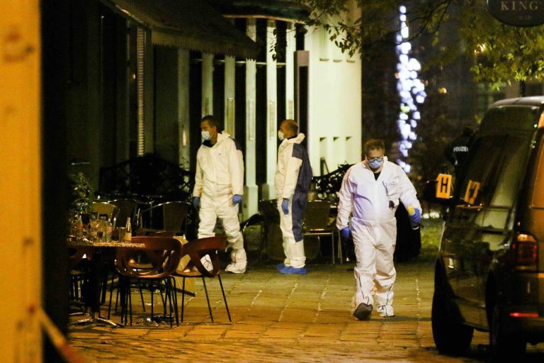 Ermittler an einem der Tatorte nach dem Anschlag in Wien