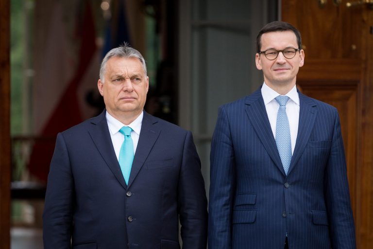 Die Regierungschefs von Ungarn und Polen, Viktor Orbán (links) und Mateusz Morawiecki.