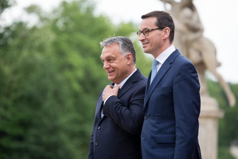Ungarns Ministerpräsident Viktor Orbán (links) und Polens Regierungschef Mateusz Morawiecki: Beide Männer werten die Einigung als Sieg für ihre Länder
