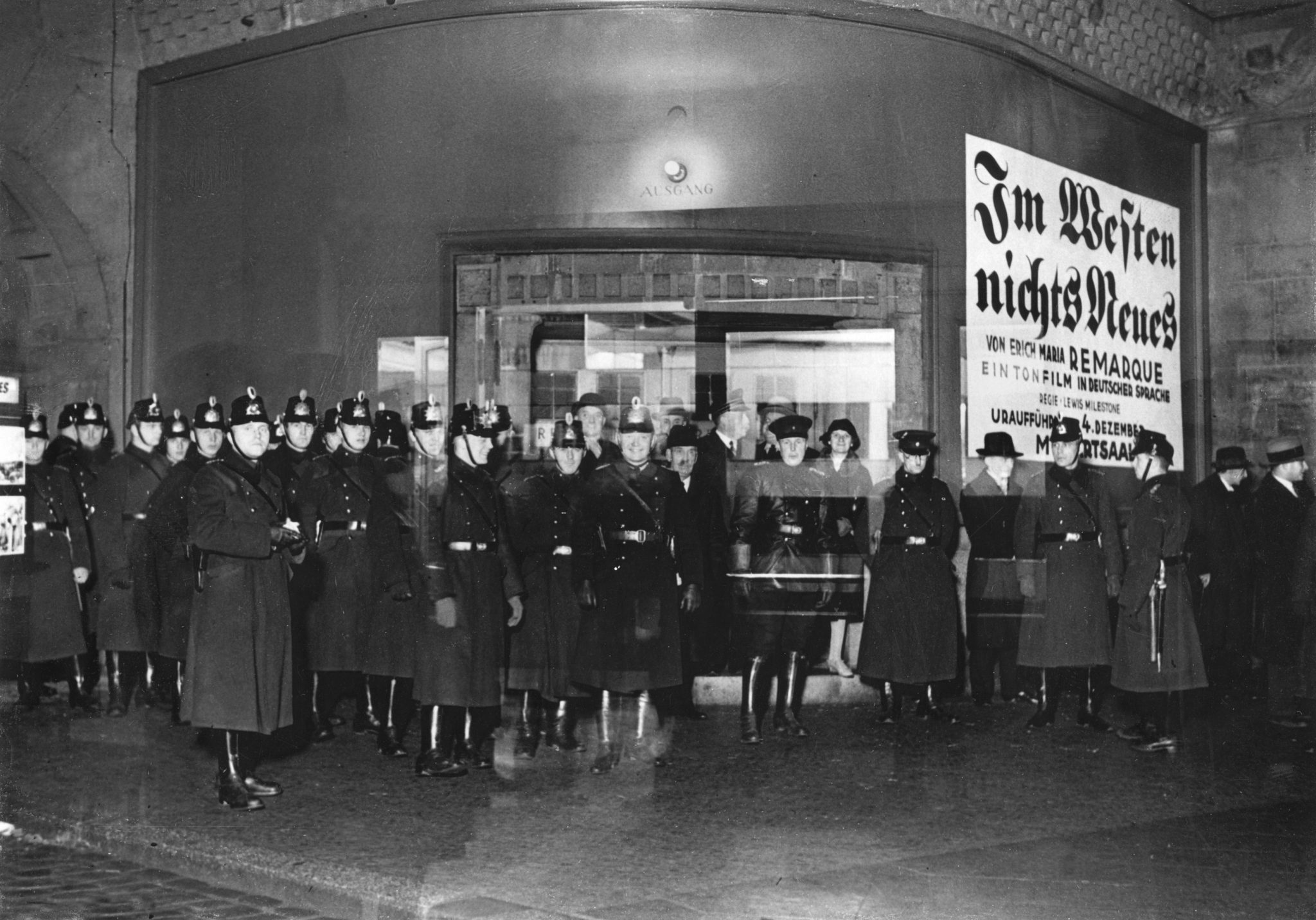 Die Berliner Polizei sicherte die Aufführungen von "Im Westen nichts Neues" 1930 mit starken Kräften Foto: picture alliance / IMAGNO/Austrian Archives (S) | Anonym
