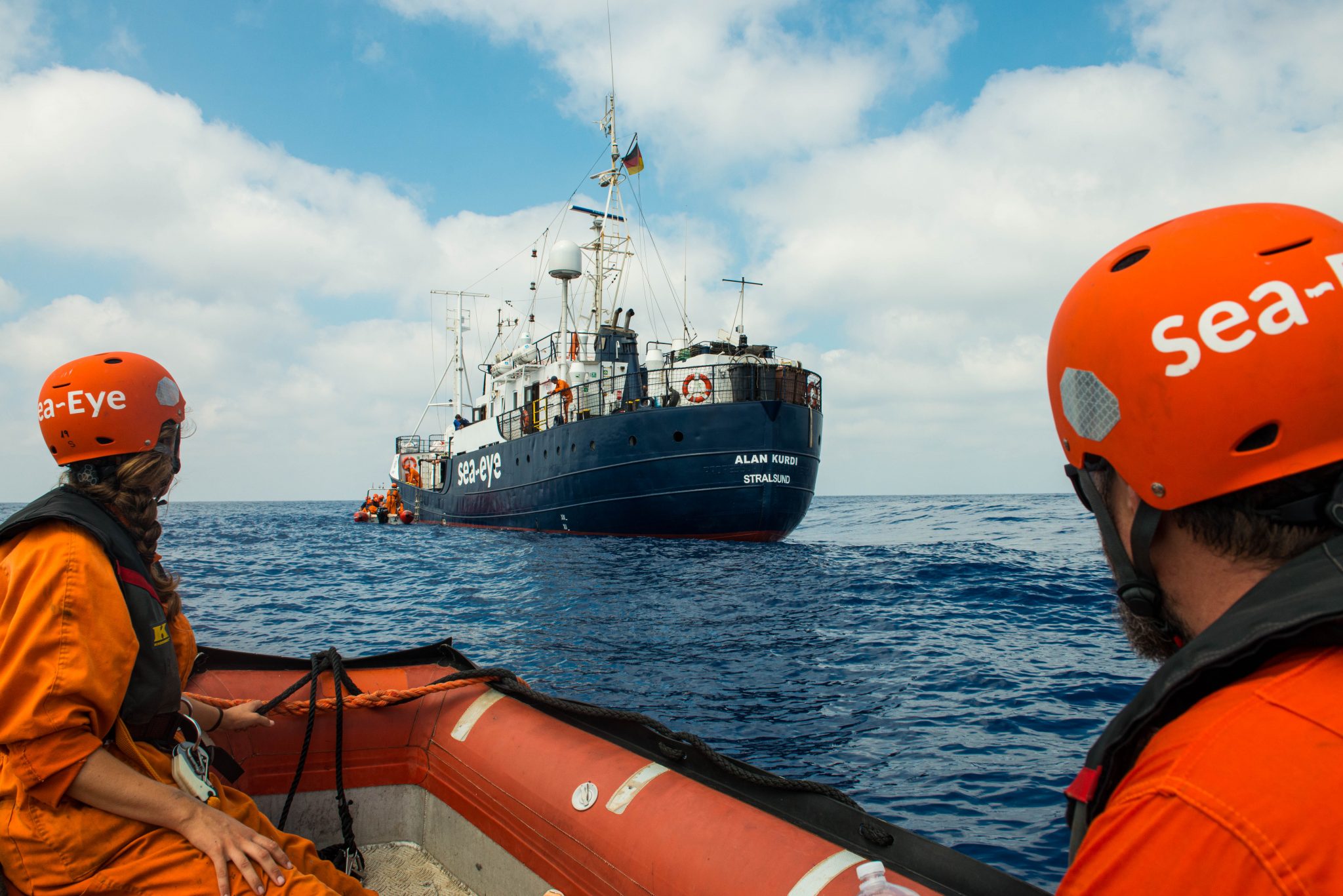 Sey-Eye im Einsatz im Mittelmeer mit Migrantenhilfsschiff Alan Kurdi