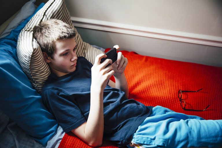 Junge am Handy: Viele Jugendliche legen ihre mobilen Geräte kaum aus der Hand