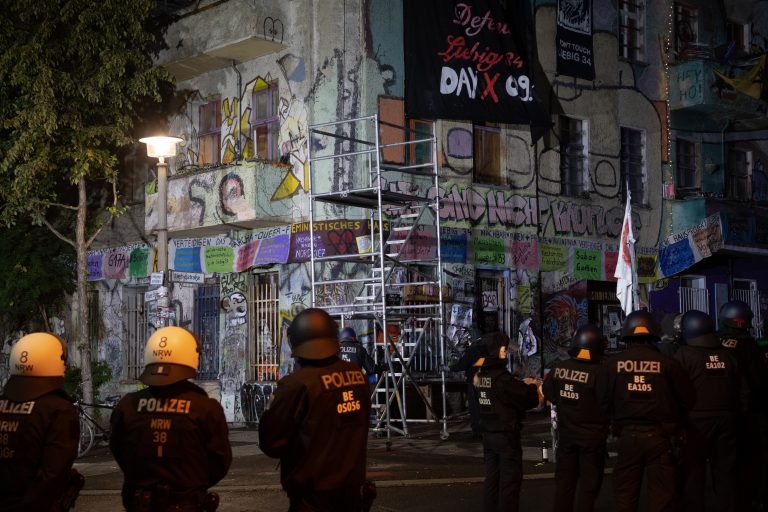 Mehr als 2.000 Polizisten waren bei der Räumung des besetzten Hauses in der Liebigstraße 34 in Berlin im Einsatz Foto: picture alliance/dpa | Paul Zinken
