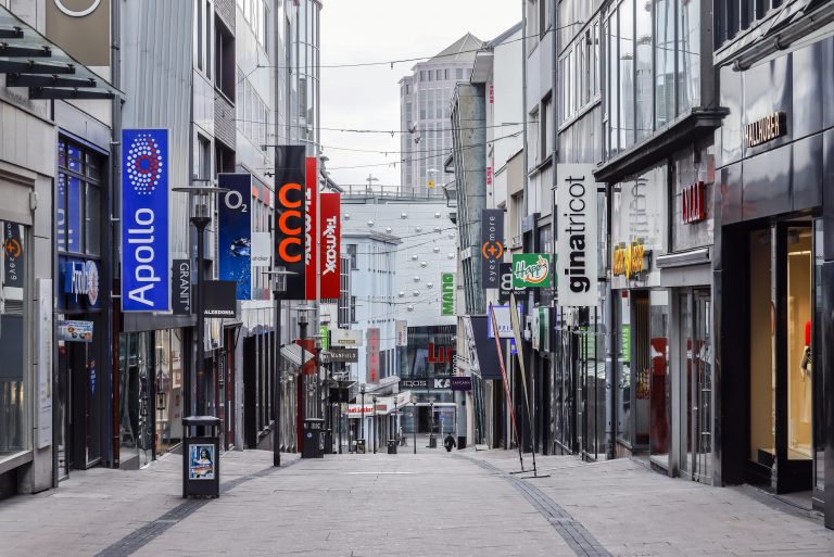 Menschenleere Einkaufsstraße in Essen: „Lockdown“ mit massiven Folgen