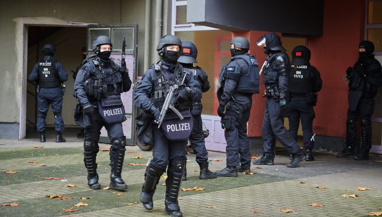 Polizisten bei einer Clan-Razzia im November wegen des Kunstraubs im Grünen Gewölbe in Dresden