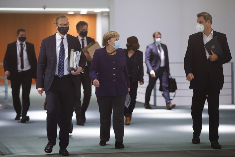 Kanzlerin Angela Merkel (CDU) und Bayerns Ministerpräsident Markus Söder (CSU, r.): Teil-Lockdown soll verlängert werden