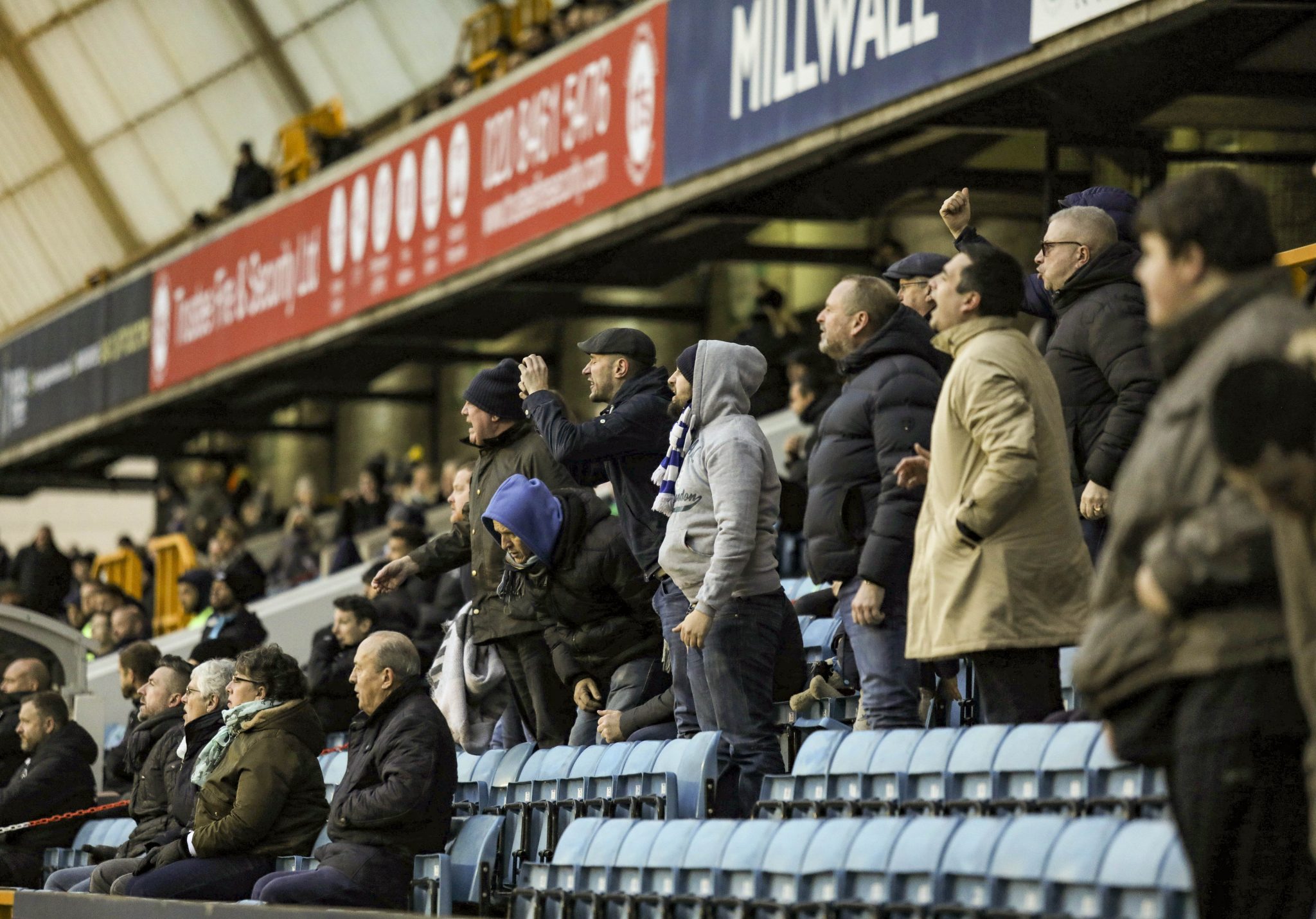 Fans des Millwall FC taten ihren Unmut während des Spiels lautstark kund Foto: picture alliance / SPORTPIX.ORG.UK | Joshua Smith | SportPix.org.uk