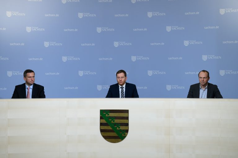 Sachsens Ministerpräsident Michael Kretschmer (CDU, m.) mit Wirtschaftsminister Martin Dulig (SPD, l.) und Umweltminister Wolfram Günther (Grüne, r.)