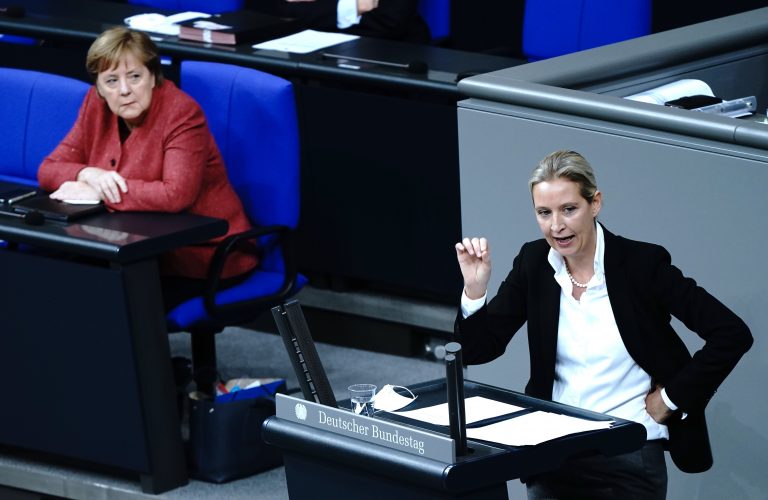 Die AfD-Fraktionsvorsitzende Alice Weidel (r.) attackierte Bundeskanzlerin Angela Merkel (CDU) (l.) in ihrer Rede Foto: picture alliance/dpa | Kay Nietfeld