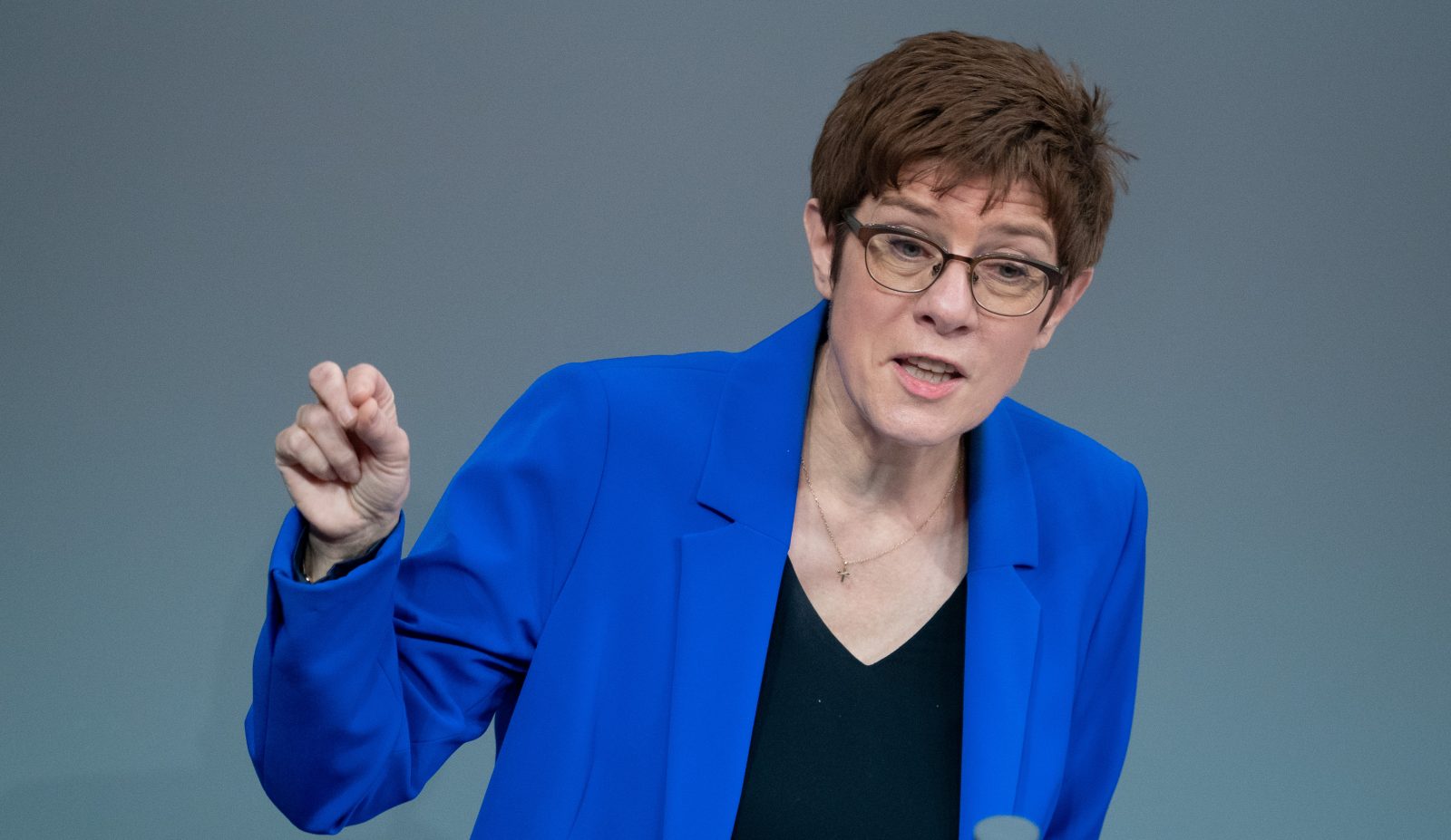 KrampKarrenbauer fordert Kampfdrohnen und kritisiert SPD