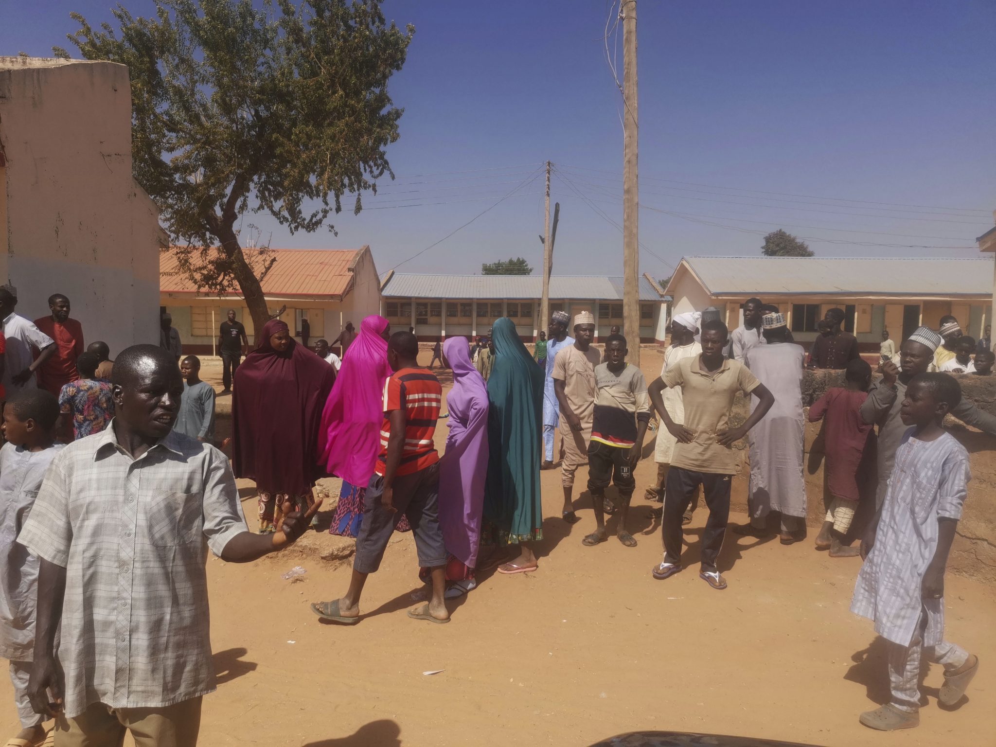 Menschen vor der Schule in Kankara: Boko Haram hat laut eigenen Angaben mehrere hundert Kinder entführt, weil sie angeblich westlich erzogen werden