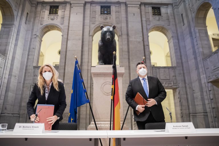 Innensenator Andreas Geisel (SPD, r.) und Polizeipräsidentin Barbara Slowik stellen den neuen Anti-Terror-Plan vor