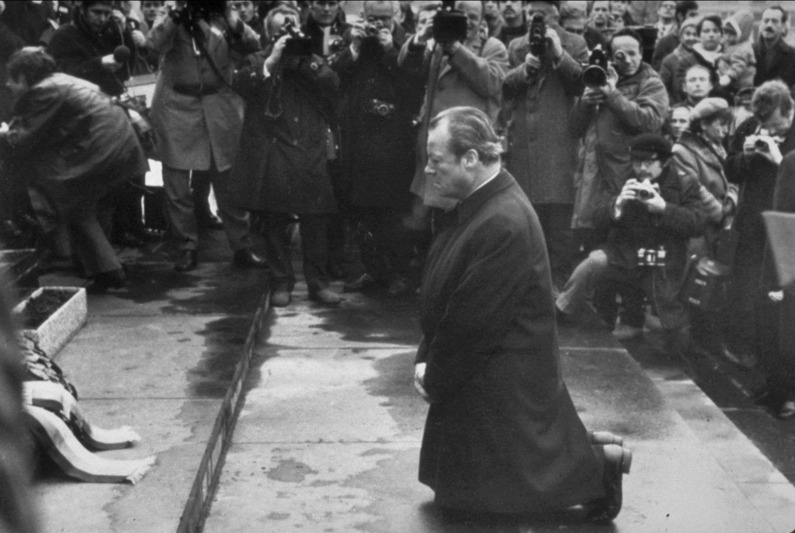 Willy Brandt 1970 in Warschau am Mahnmal zum Ghettoaufstand .