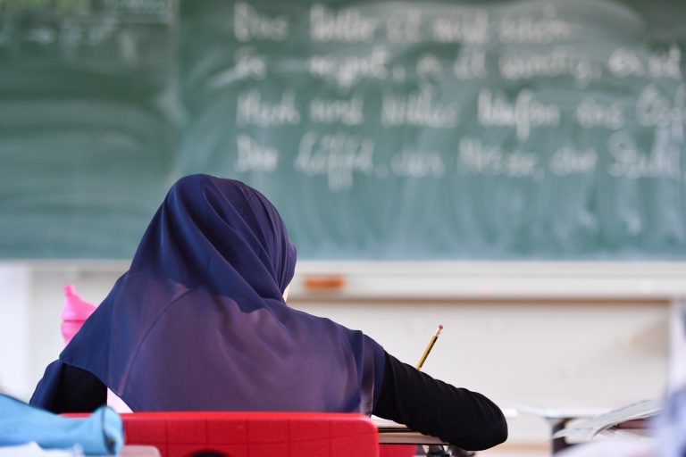 Schülerin mit Kopftuch: Die Koalitionspartner ÖVP und Grüne sind sich uneinig über ein Verbot der islamischen Kopfbedeckung