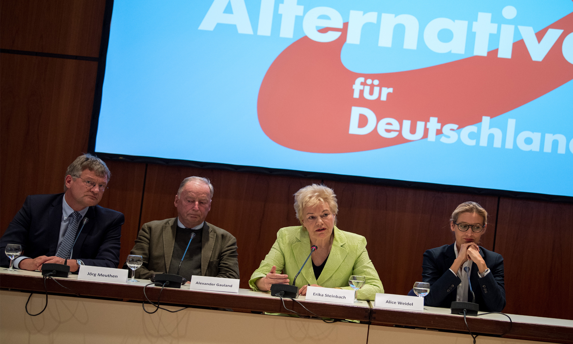 DES-Vorsitzende Erika Steinbach (2. v.r.): „Gleichberechtigte Teilhabe an der staatlichen Finanzierung“