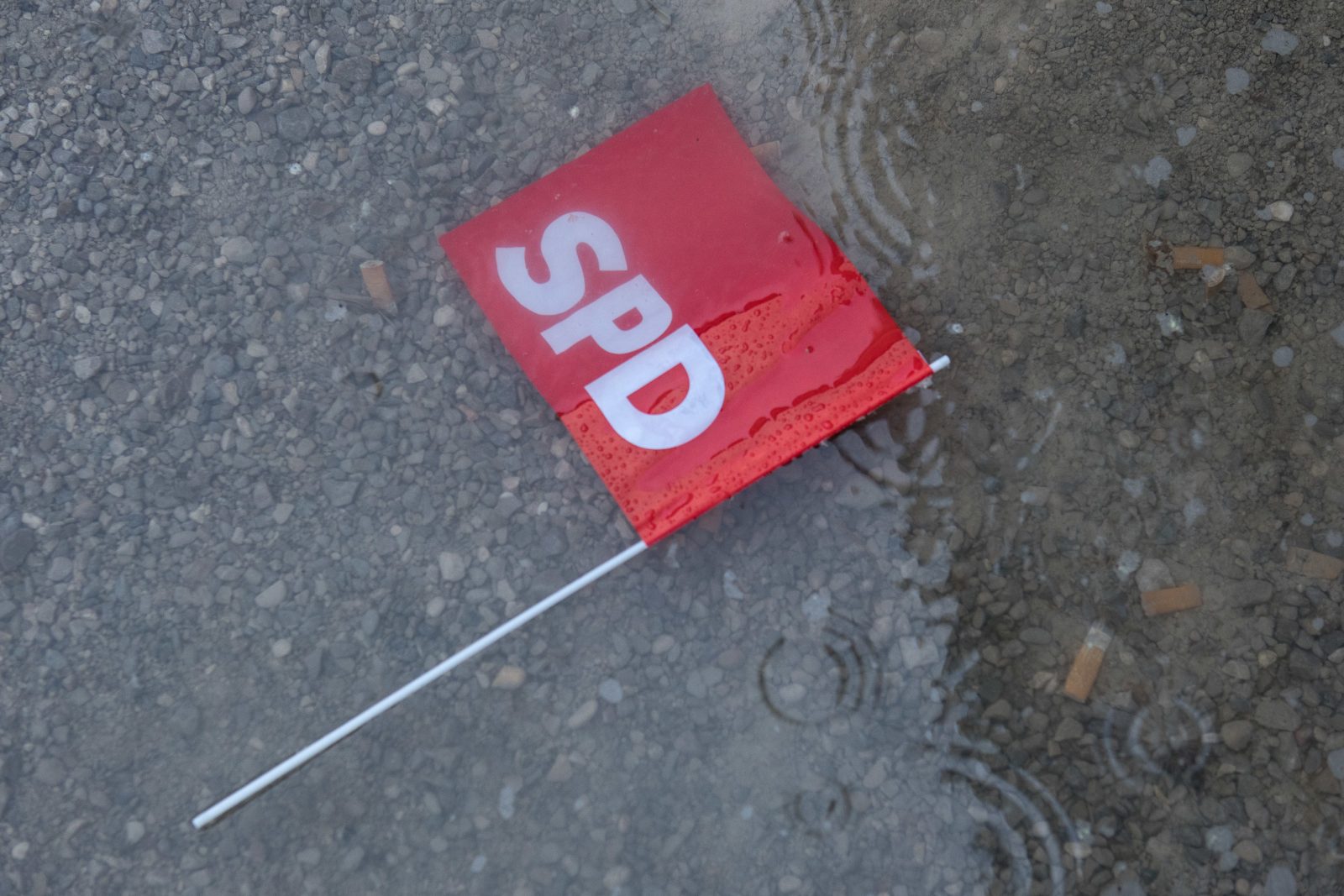 SPD-Fahne in einer Pfütze (Archivbild)