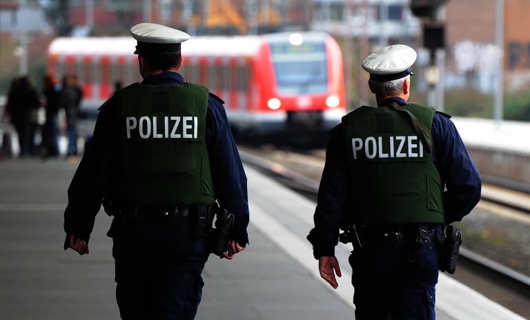 Bundespolizisten gehen am Hauptbahnhof Essen Streife (Archivbild) Foto: picture alliance / dpa | Julian Stratenschulte