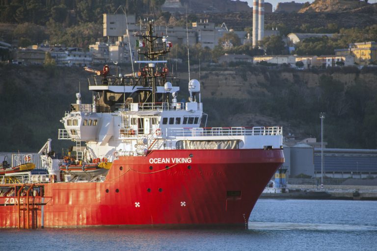 Das Rettungsschiff "Ocean Viking" hat einen weiteren Einsatz im Mittelmeer begonnen (Archivbild) Foto: picture alliance / ASSOCIATED PRESS | Fabio Peonia