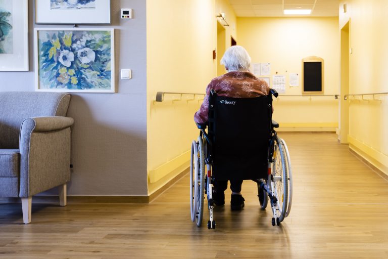 Frau in Pflegeheim: Es sterben vor allem die Alten „an oder mit“ Corona