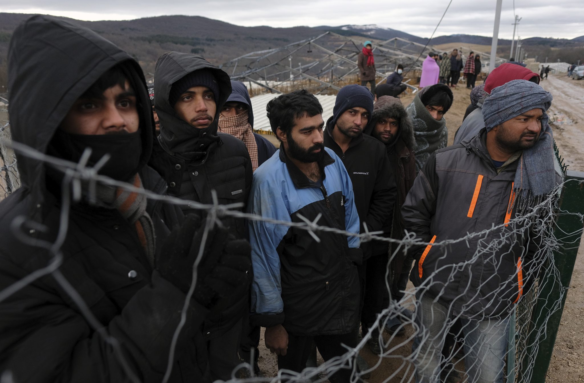 "Flüchtlinge" auf der Balkanroute. Viele wollen nach Deutschland. Jetzt sollen viele den deutschen Paß bekommen.