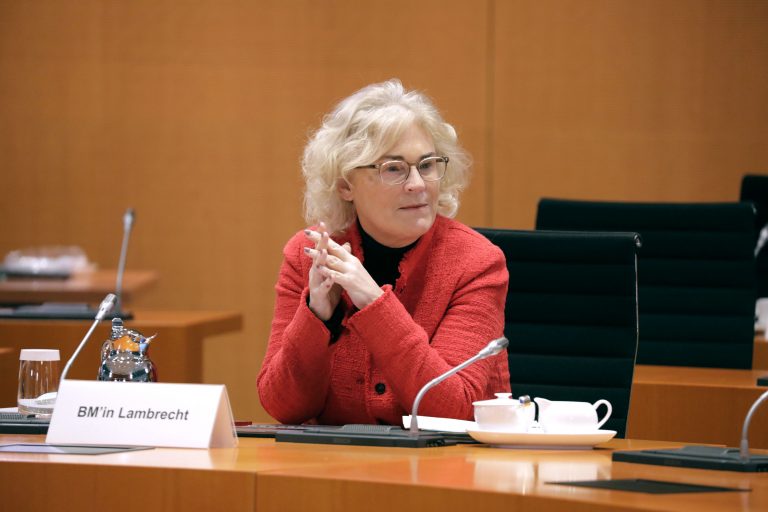 Bundesjustizministerin Christine Lambrecht (SPD) plädiert für Sonderrechte für Corona-Geimpfte Foto: picture alliance / SZ Photo | Jens Schicke