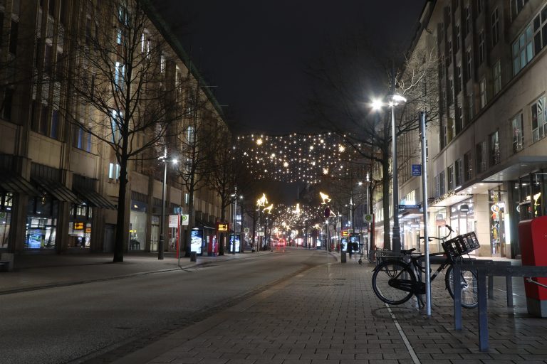 Lockdown: Menschenleere Straße in Hamburg