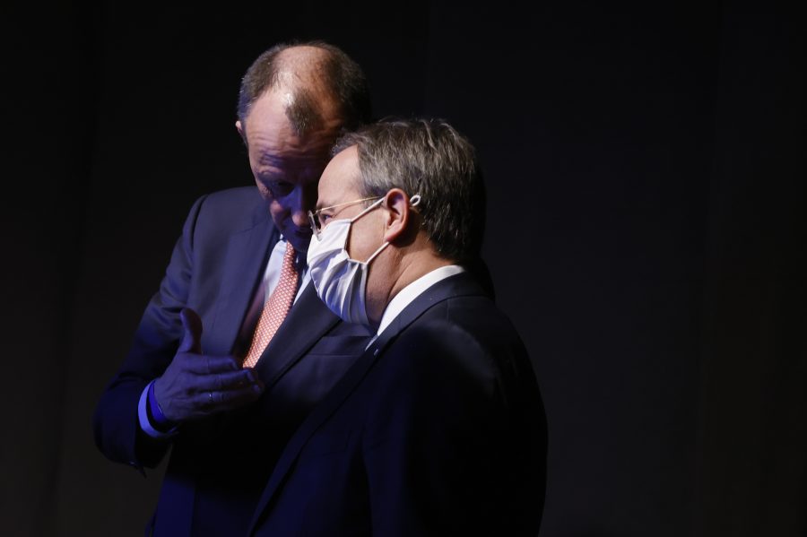 Kandidat des Establishments, Armin Laschet (vorne), mit dem Unterlegenen Friedrich Merz