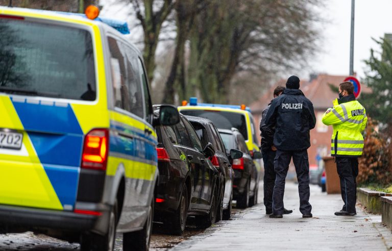 Polizisten sichern den Bereich rund um den Tatort in Lüneburg ab Foto: picture alliance/dpa | Philipp Schulze