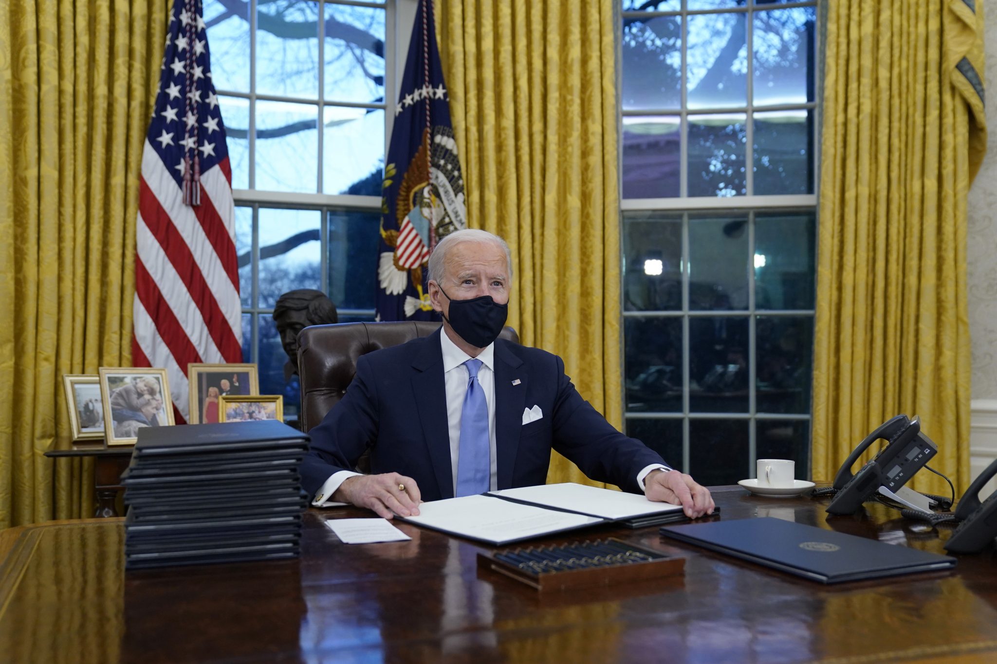 Der neue US-Präsident Joe Biden unterzeichnet nach dem Amtseid erste Verordnungen Foto: picture alliance / ASSOCIATED PRESS | Evan Vucci