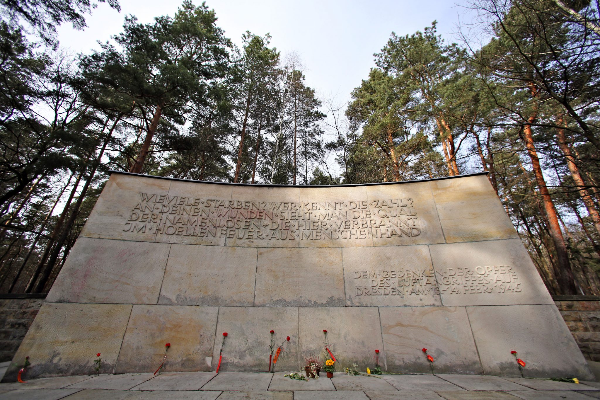 Denkmal für die Dresdner Bombenopfer auf dem Heidefriedhof (Archivbild) Foto: picture alliance / dpa | Jan Woitas