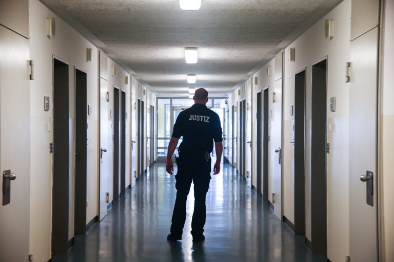 Die Versorgung ausländischer Häftlinge in Hamburger Gefängnisses kostet 70 Millionen Euro (Symbolbild) Foto: picture alliance / Ulrich Perrey/dpa | Ulrich Perrey