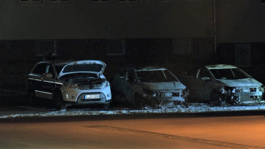 Linksextreme attackieren auch die Polizei: Ausgebrannte Fahrzeuge der Leipziger Polizei (Archivbild) Foto: picture alliance/dpa/TeleNewsNetwork GmbH & Co. KG