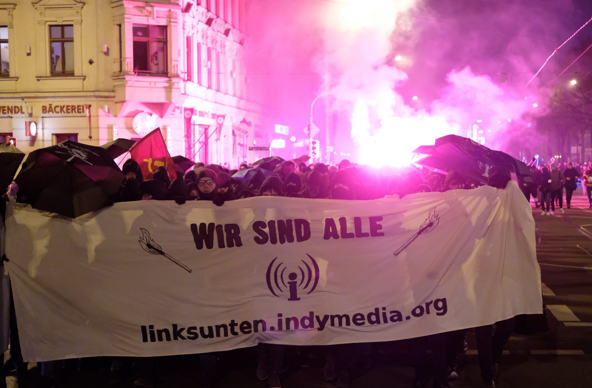 Teilnehmer einer Demonstration in Leipzig protestieren gegen ein Verbot der linksradikalen Plattform Indymedia