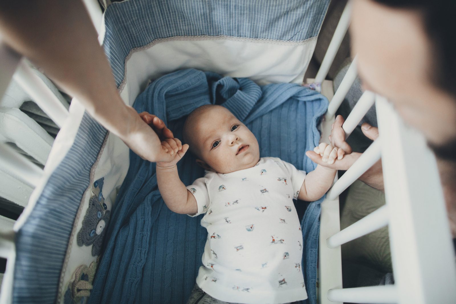 Eltern kümmern sich um Baby: Ein australisches Gender-Institut will Begriffe wie Vater und Mutter abschaffen