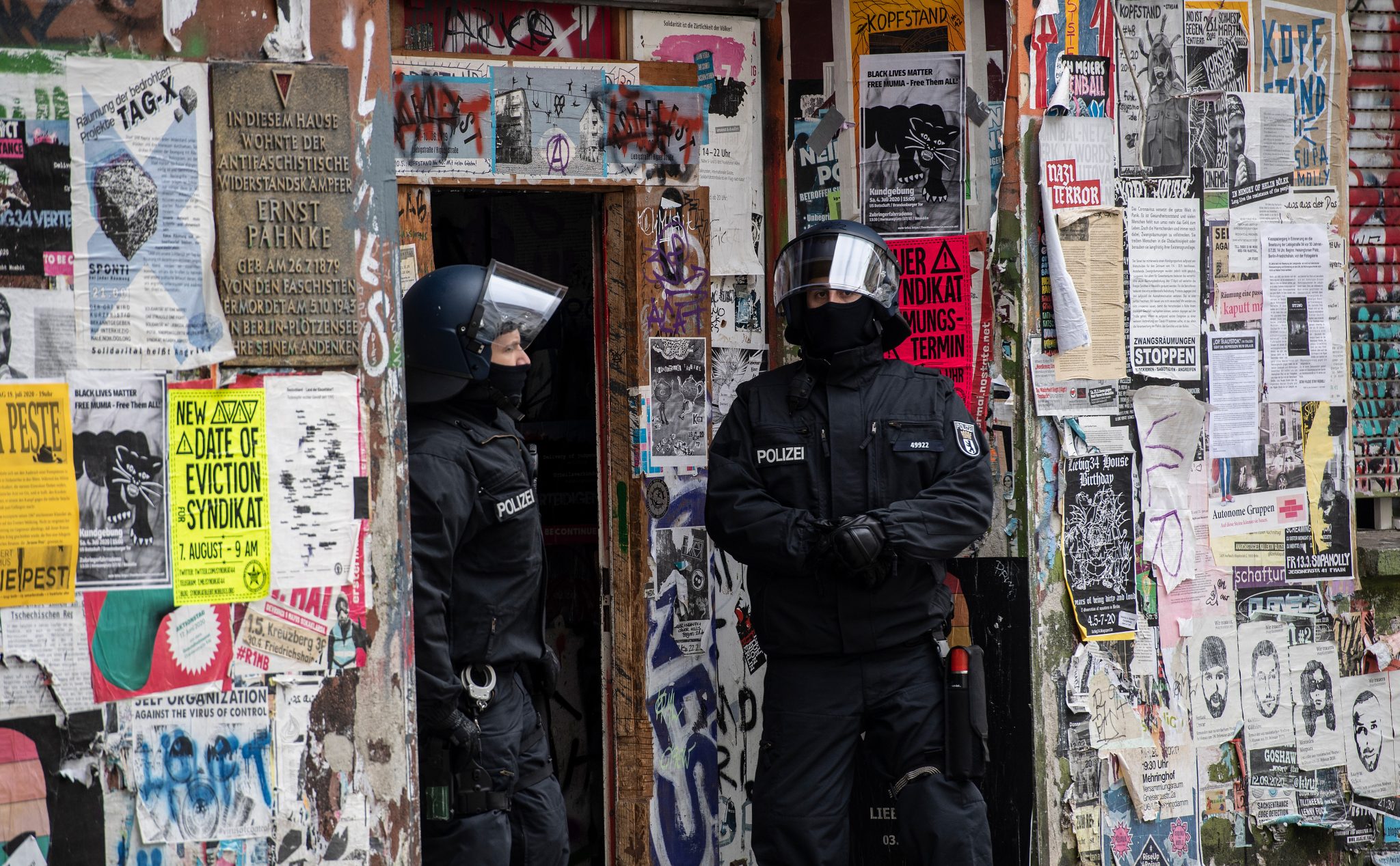 Einer von Hunderten Einsätzen: Polizisten sichern den Eingang eines Hauses in der Rigaer Straße Foto: picture alliance/dpa | Paul Zinken