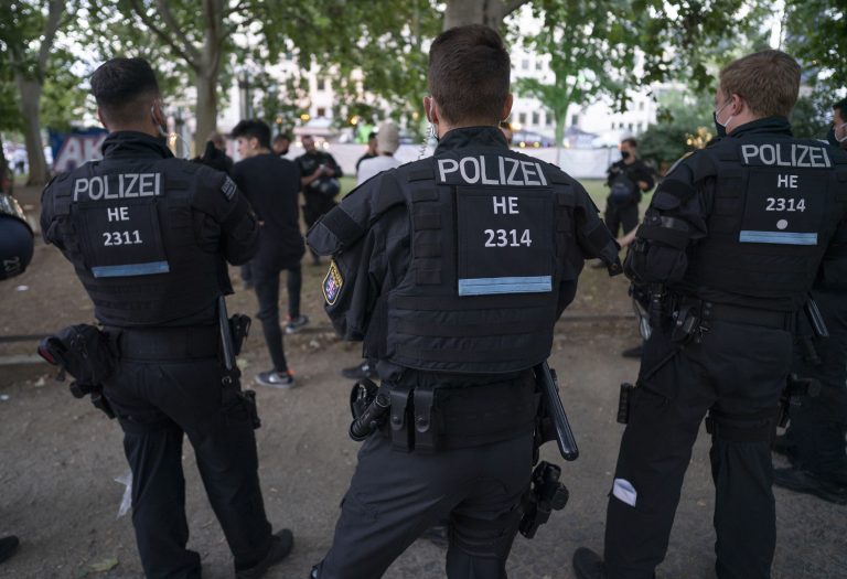 Nach den Ausschreitungen am Frankfurter Opernplatz sicherten Polizisten den Bereich (Archivbild) Foto: picture alliance/dpa | Frank Rumpenhorst