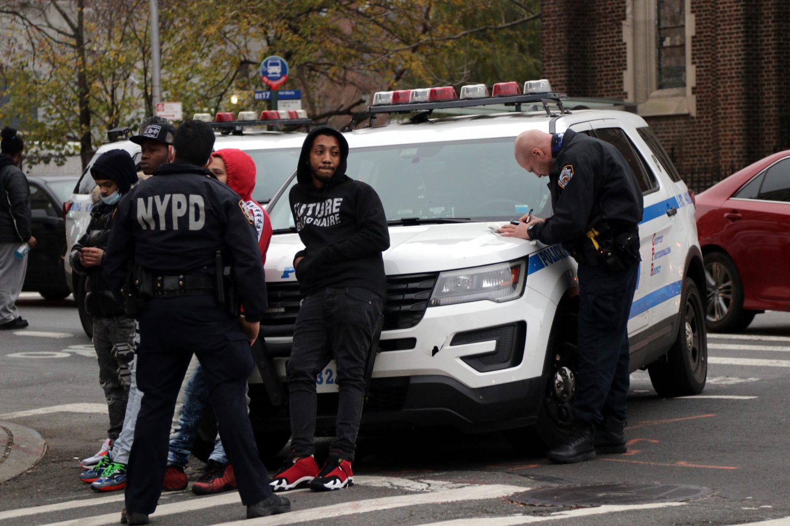 Polizisten in New York befragen farbige Verdächtige: Schnell werden Vorwürfe wegen angeblicher Polizeigewalt laut (Archivbild) Foto: picture alliance / ZUMAPRESS.com | G. Ronald Lopez