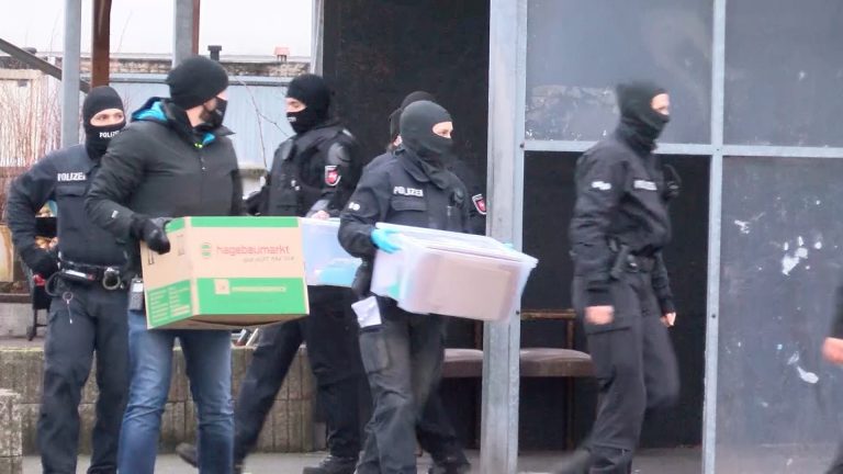 Polizisten sichern Beweismaterial bei einer Razzia gegen kriminelle Clans (Archivbild) Foto: picture alliance/dpa | Nordwestmedia-Tv