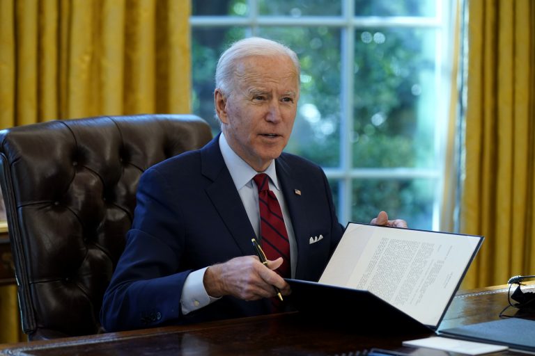 Der neue US-Präsident Joe Biden unterzeichnet mehr Verordnungen als seine Vorgänger Foto: picture alliance / ASSOCIATED PRESS | Evan Vucci