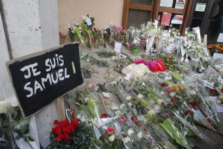 Blumen erinnern an den von einem Islamisten ermordeten Lehrer Samuel Paty (Archivbild) Foto: picture alliance / ASSOCIATED PRESS | Michel Euler