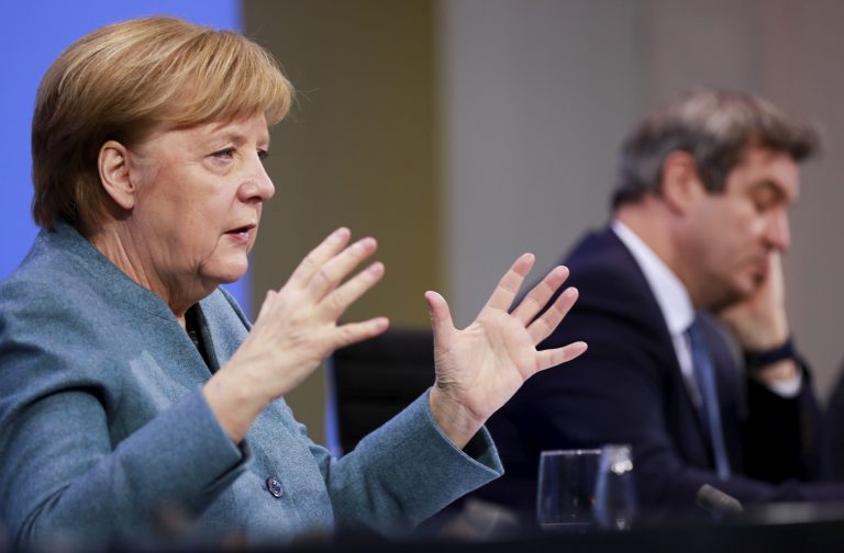 Kanzlerin Angela Merkel (CDU) und Bayerns Ministerpräsident Markus Söder (CSU): Deutschland lockert trotz niedrigerer Inzidenz nicht